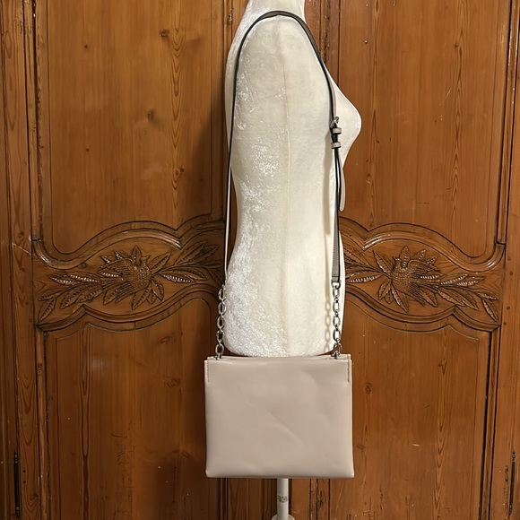 Calvin Klein Adjustable Strap Shoulder Bag. Like New - Picture 4 of 10